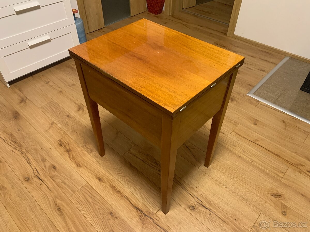 Šicí stroj ve stolku - 5