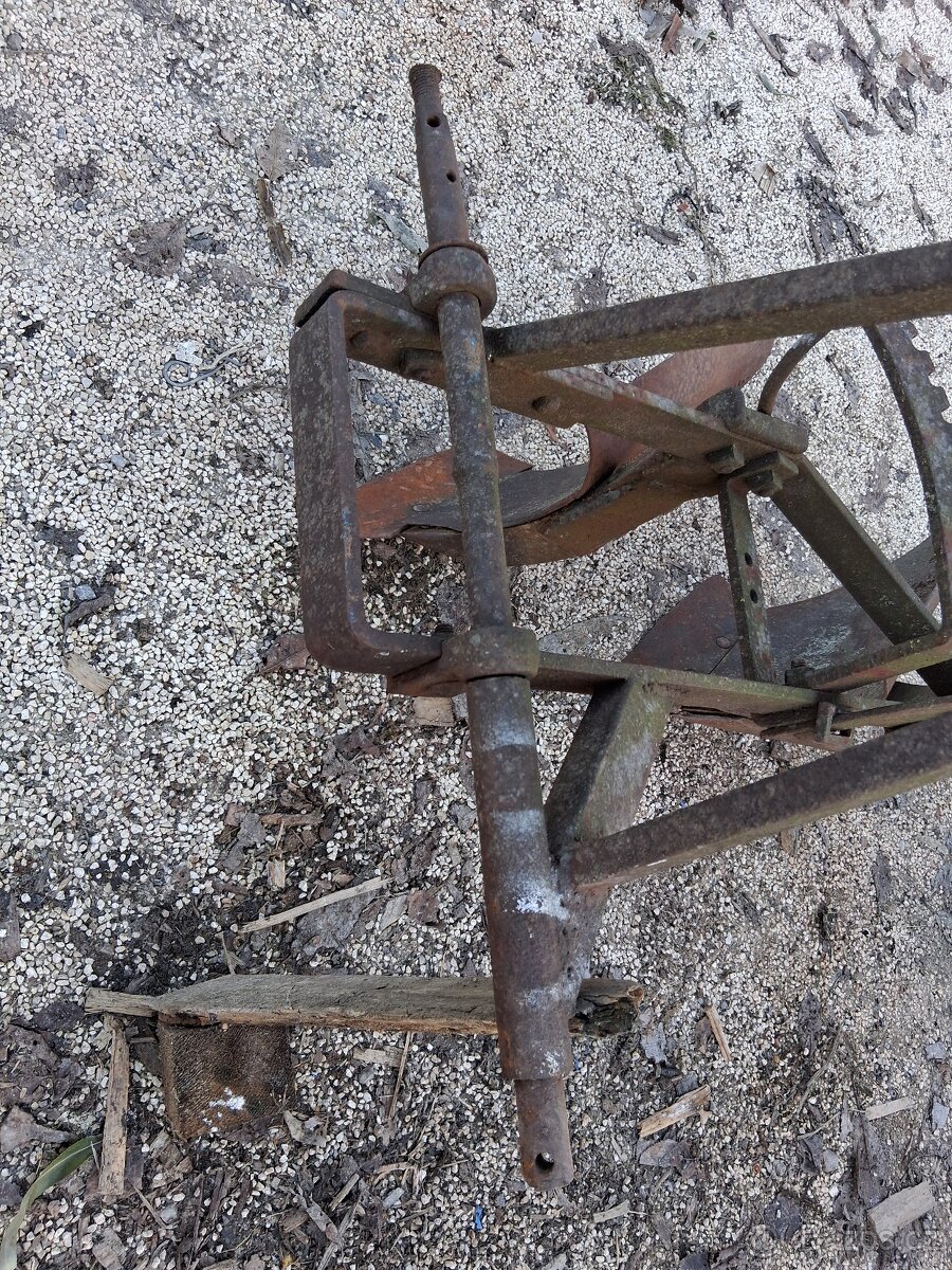 Dvouradliční pluh za trakturek - 5