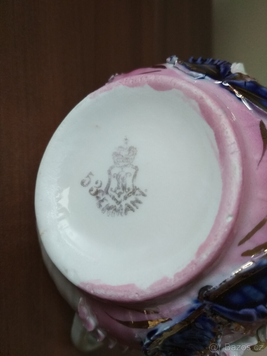 starý hrnek s plastickým vzorem, značený - 5