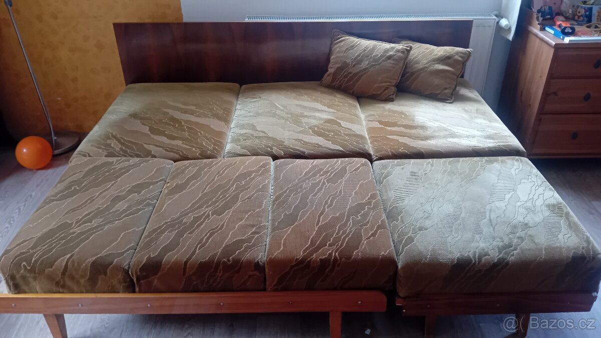 Daruji rozkládací gauč s masivní dřevěnou konstrukcí - 5