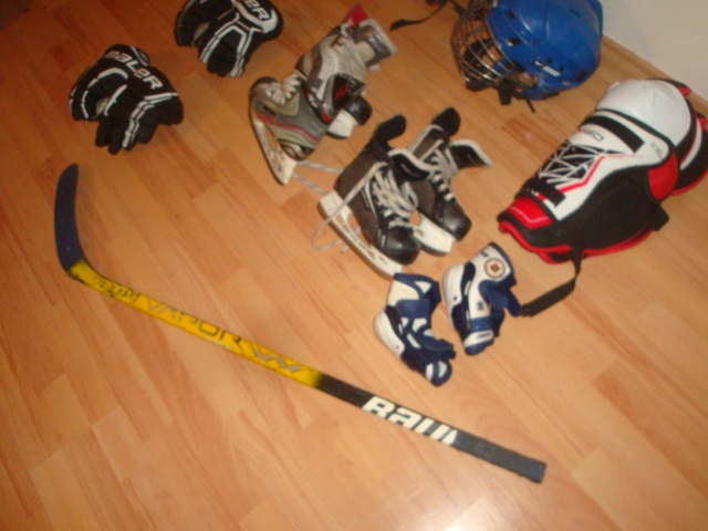 Dětská hokejová výstroj - brusle, helma, rukavice - 5