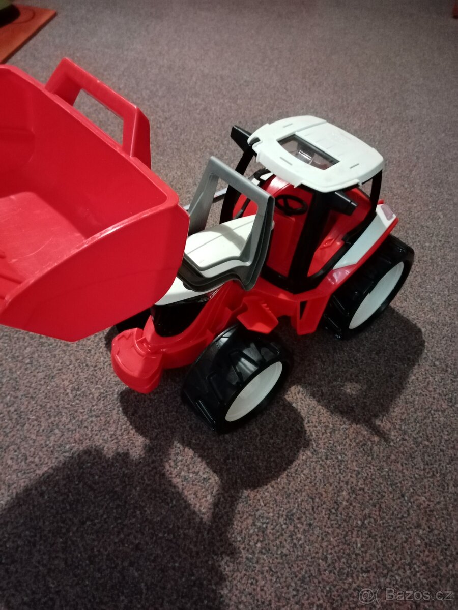 Traktor s nakladačem. - 5