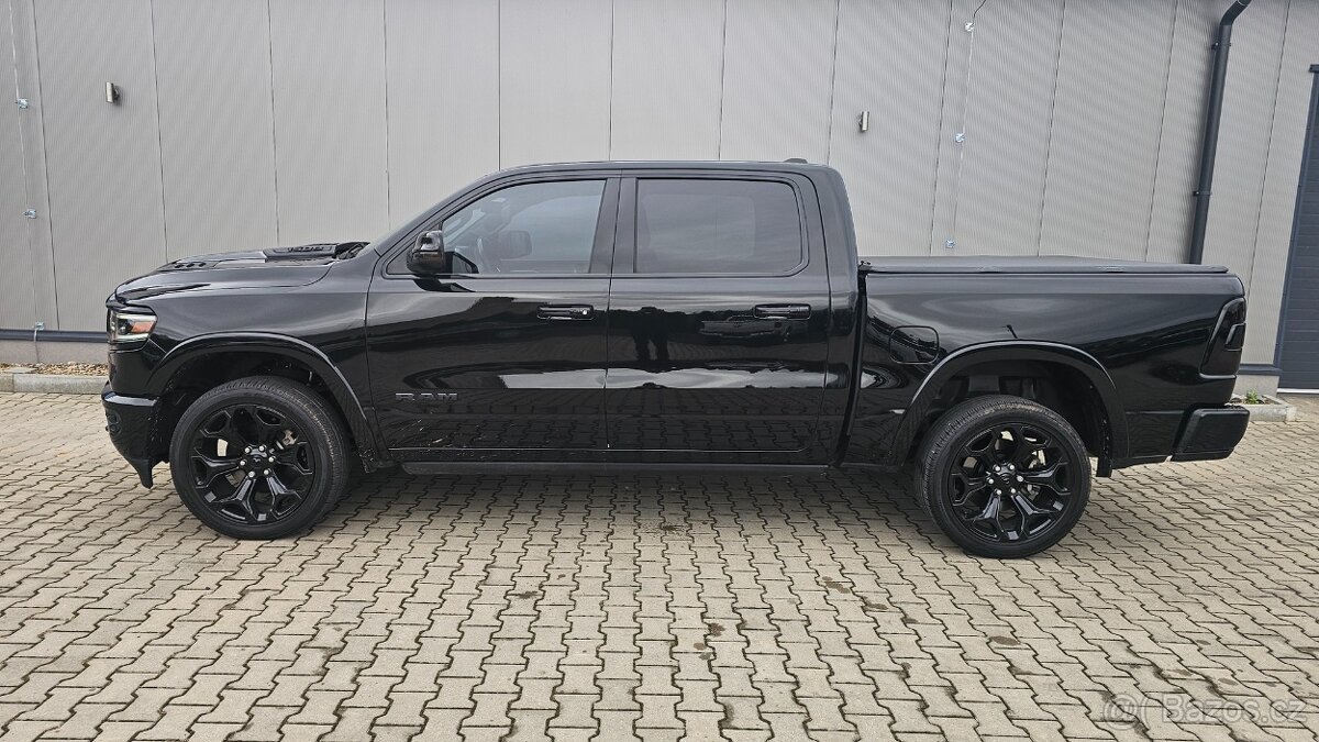 Dodge Ram 1500 Limited Black Head-up pneumatika