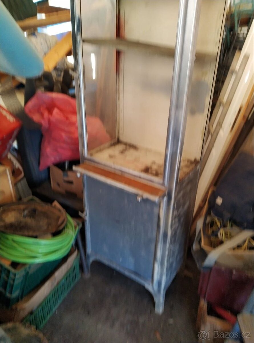 staré židle, skříňka, výlezák - 5