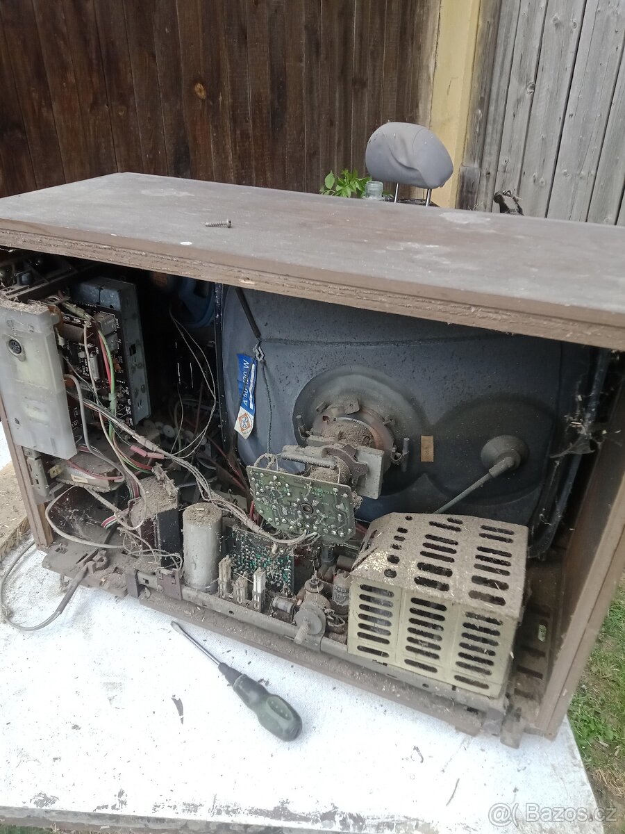 Staré televize, přímotop, tranzistorák. - 5