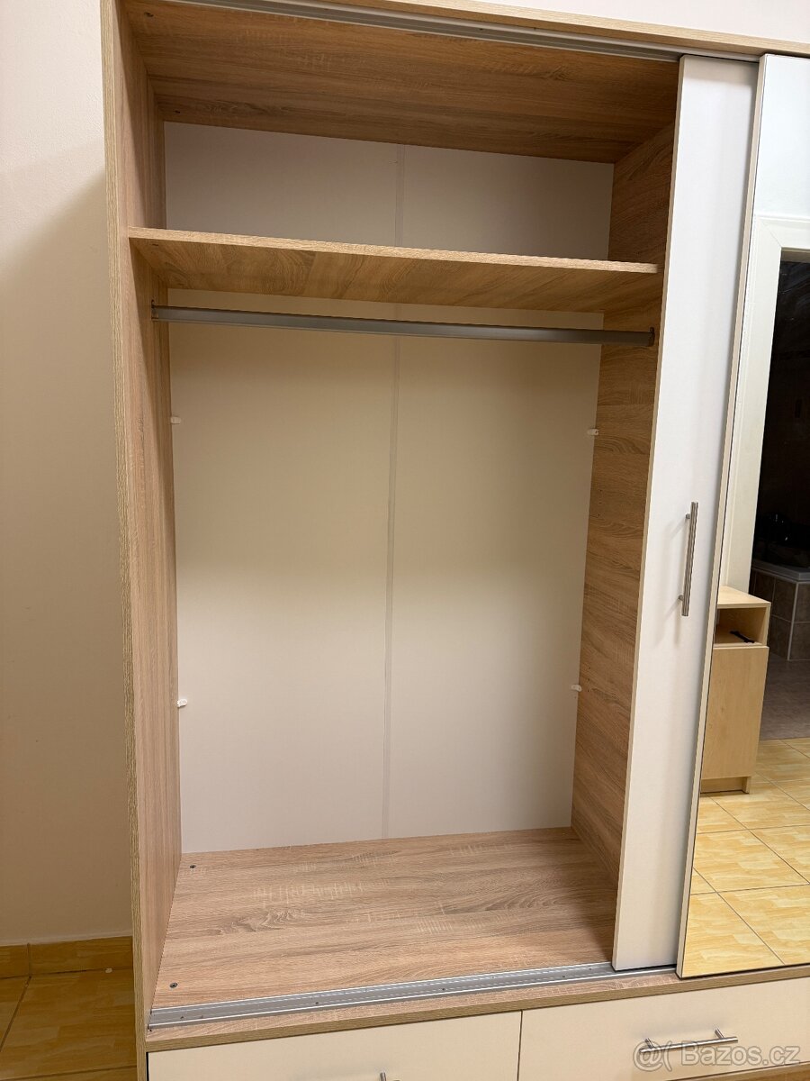 Dřevěná šatní skříň se zrcadlem - 5
