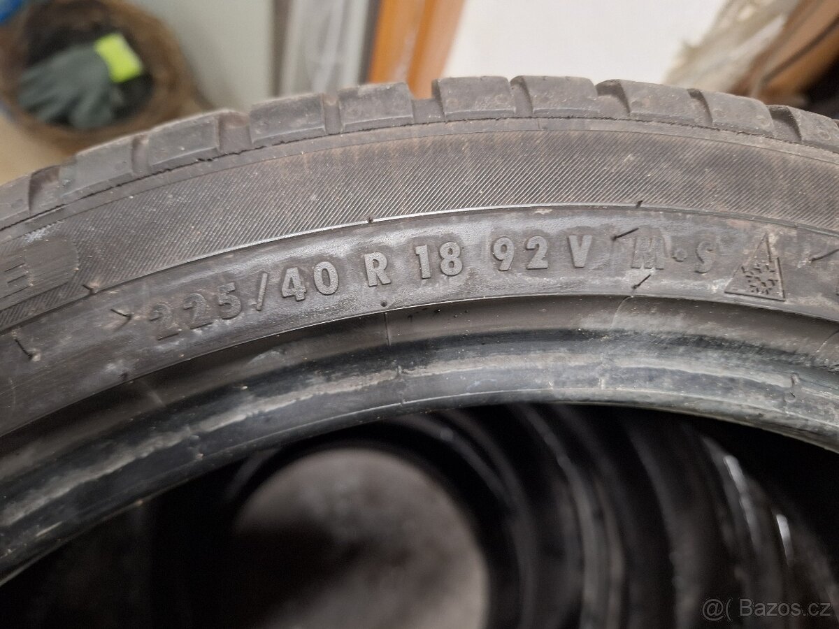 Prodám zimní pneu 225/40/18 Continental - 5