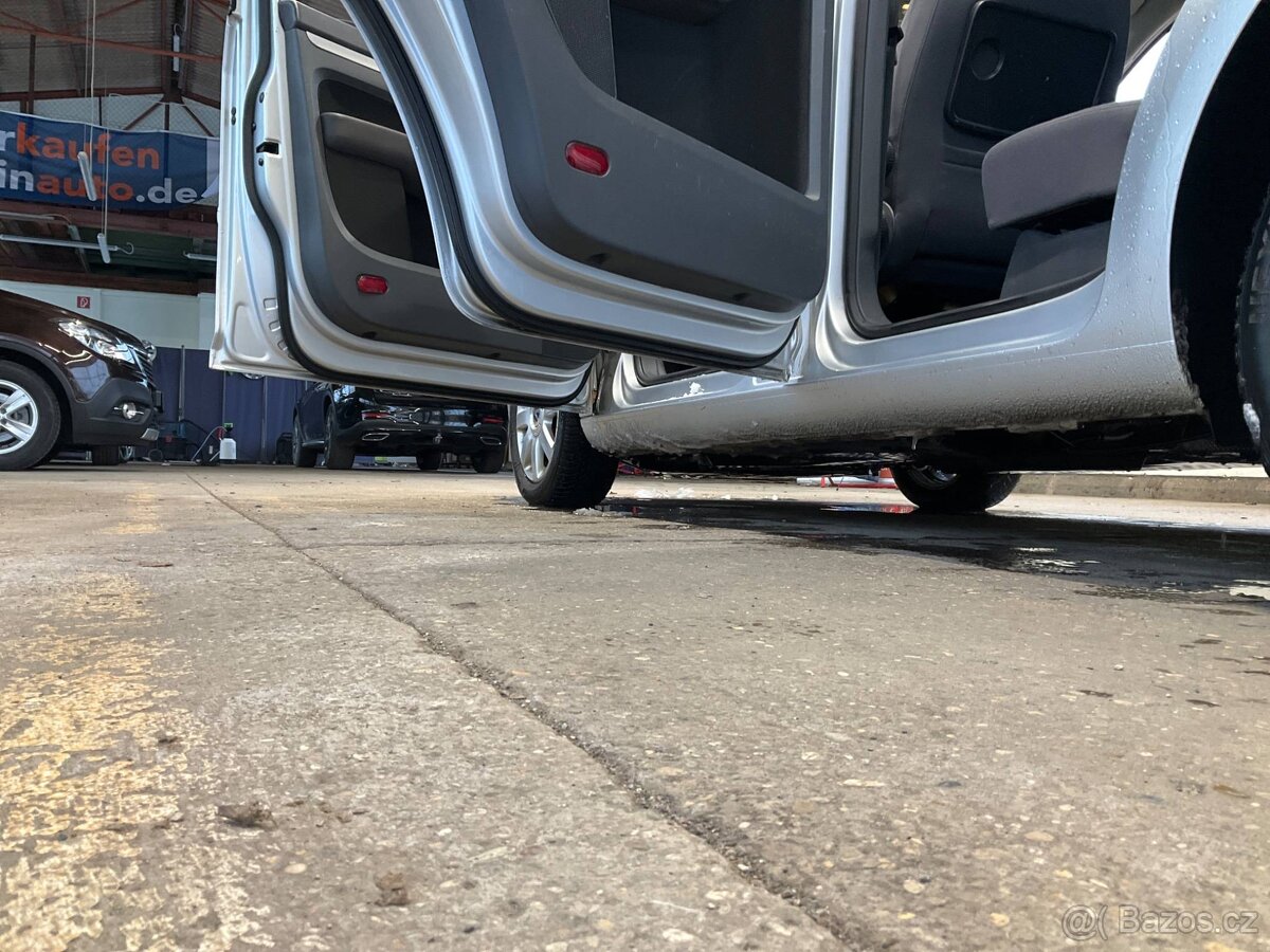 Touran 1.9TDI 77kW,7.Míst,Webasto,Tažné,Bez koroze - 5