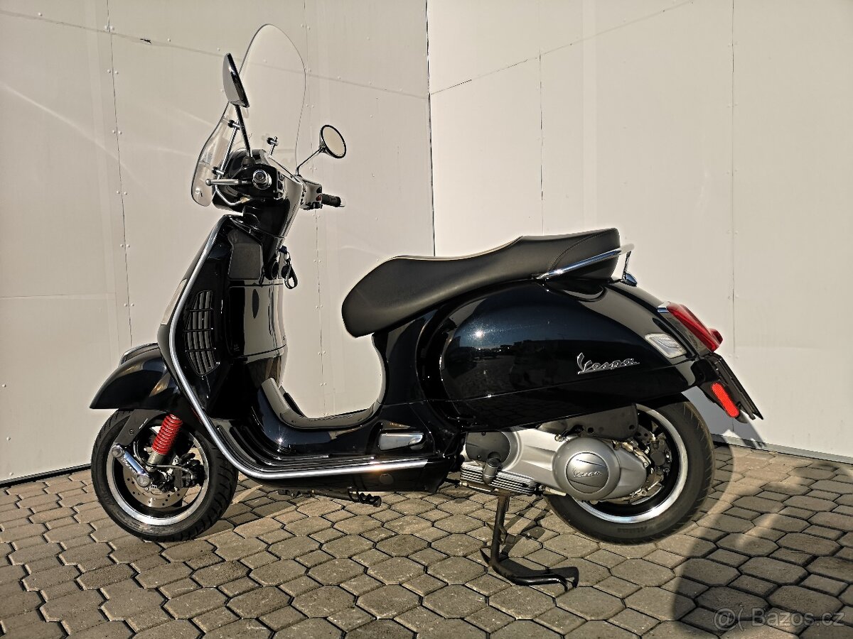 Vespa GTS 300 Super, r.v.2018, nová v ČR , najeto 7.441 km - 5