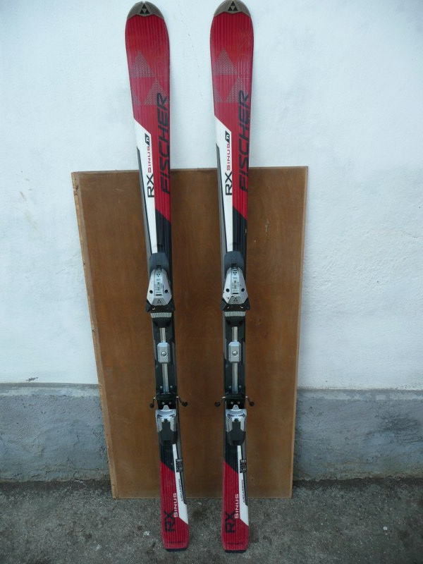 Tři páry značkových lyží - 5