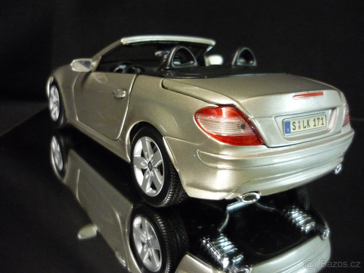 Mercedes Benz SLK Maisto 1/18 - 5