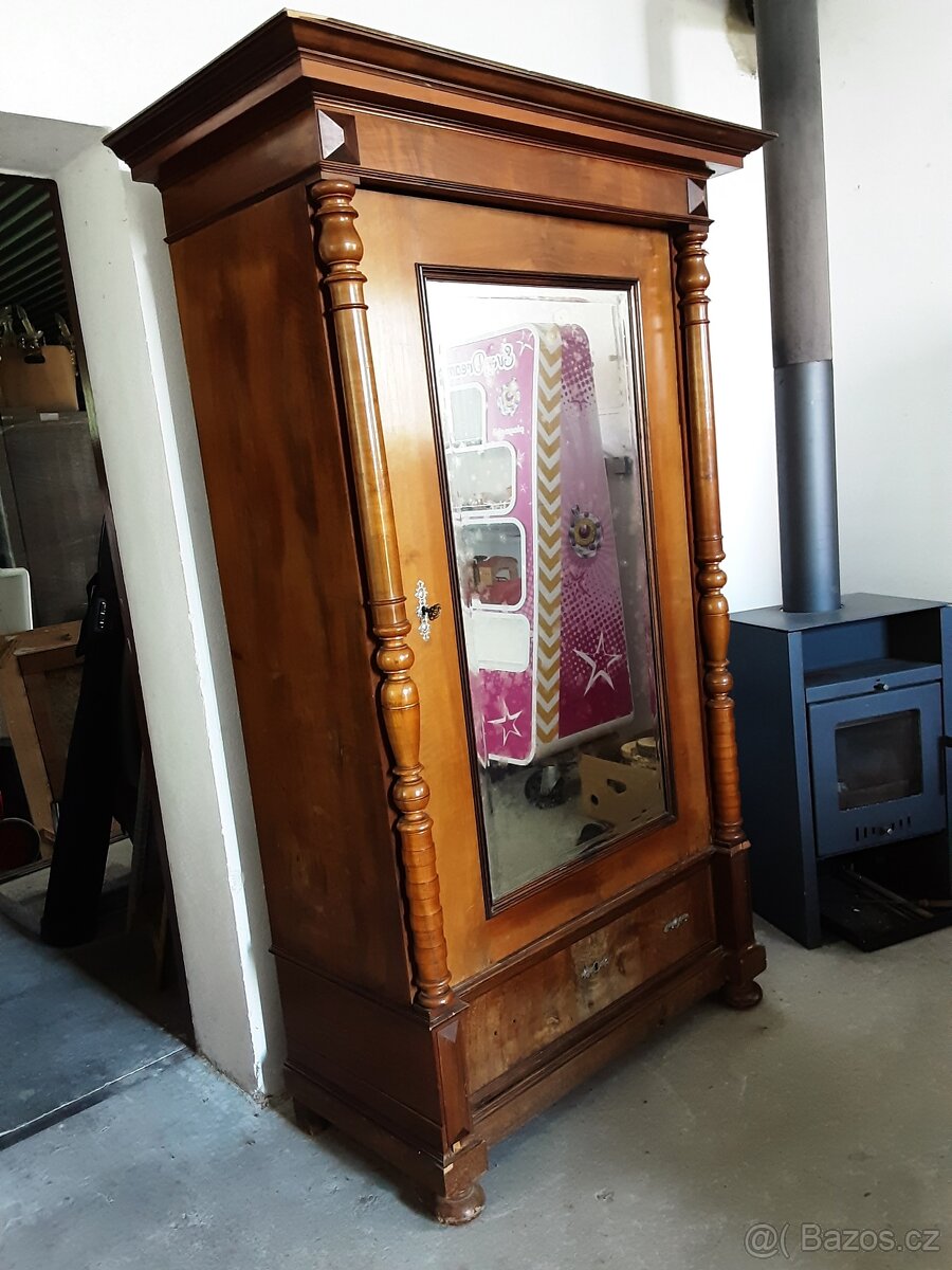 Starožitná šatní skříň - 5