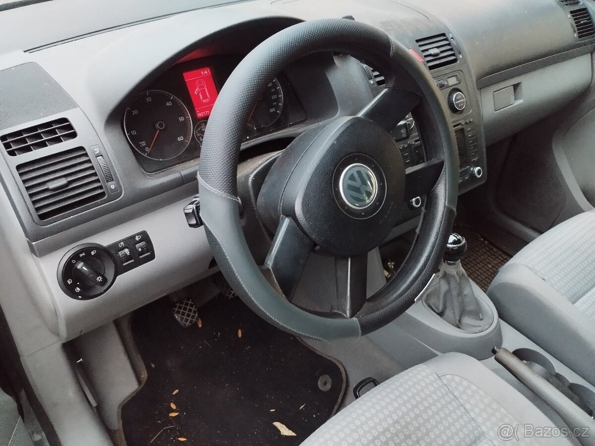 VW Touran sedmimístný - 5