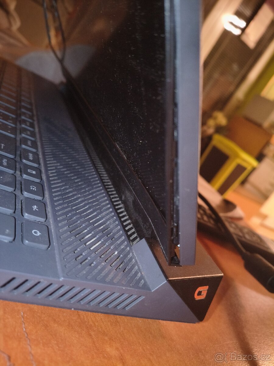 zničený herní dell g15 notebook rtx 3050 - 5