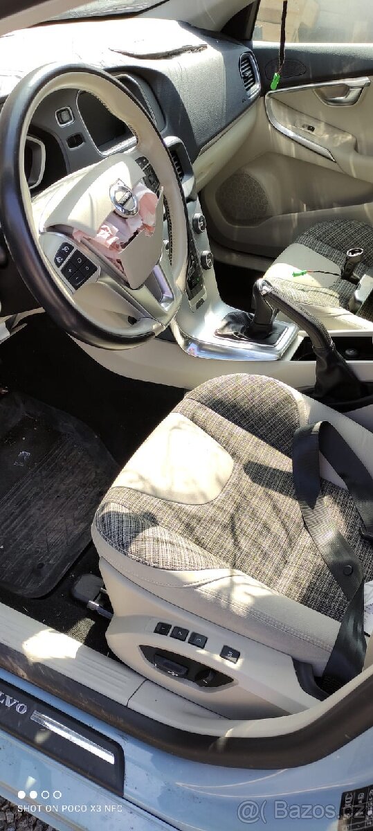 Prodám náhradní díly z havarovaného vozidla Volvo V40 - 5