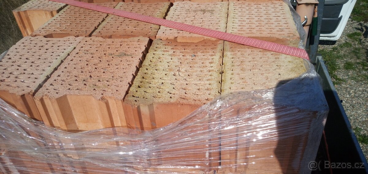 Prodám cca paletu cihel poroterm 37x24x25 - 5