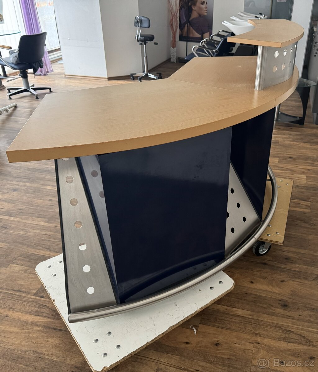 Stůl z recepce v kadeřnictví - 5