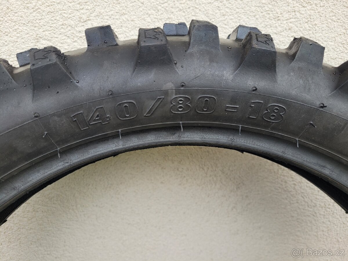 Pneu cross 100/90-21, 140/80-18, 90/90-21 jeté