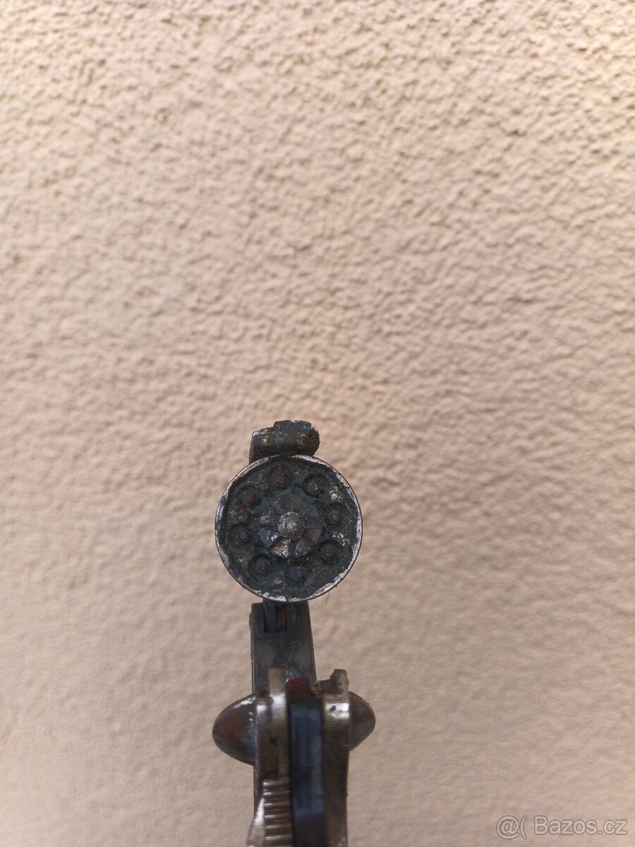 Stará dětská pistol na kapsle(revolver). - 5