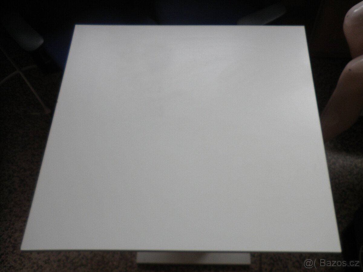 Bílý čtvercový jídelní stůl - 5