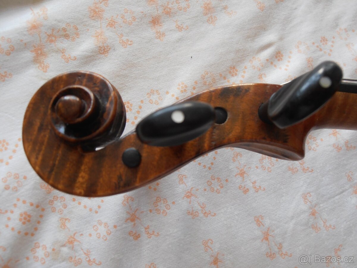 Housle celé JOH. RINT KONIGINHOF Anno 1884 - 5