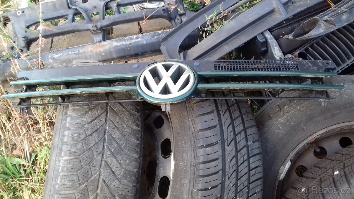 VW Volkswagen Golf 4 přední maska mezi světla - 5