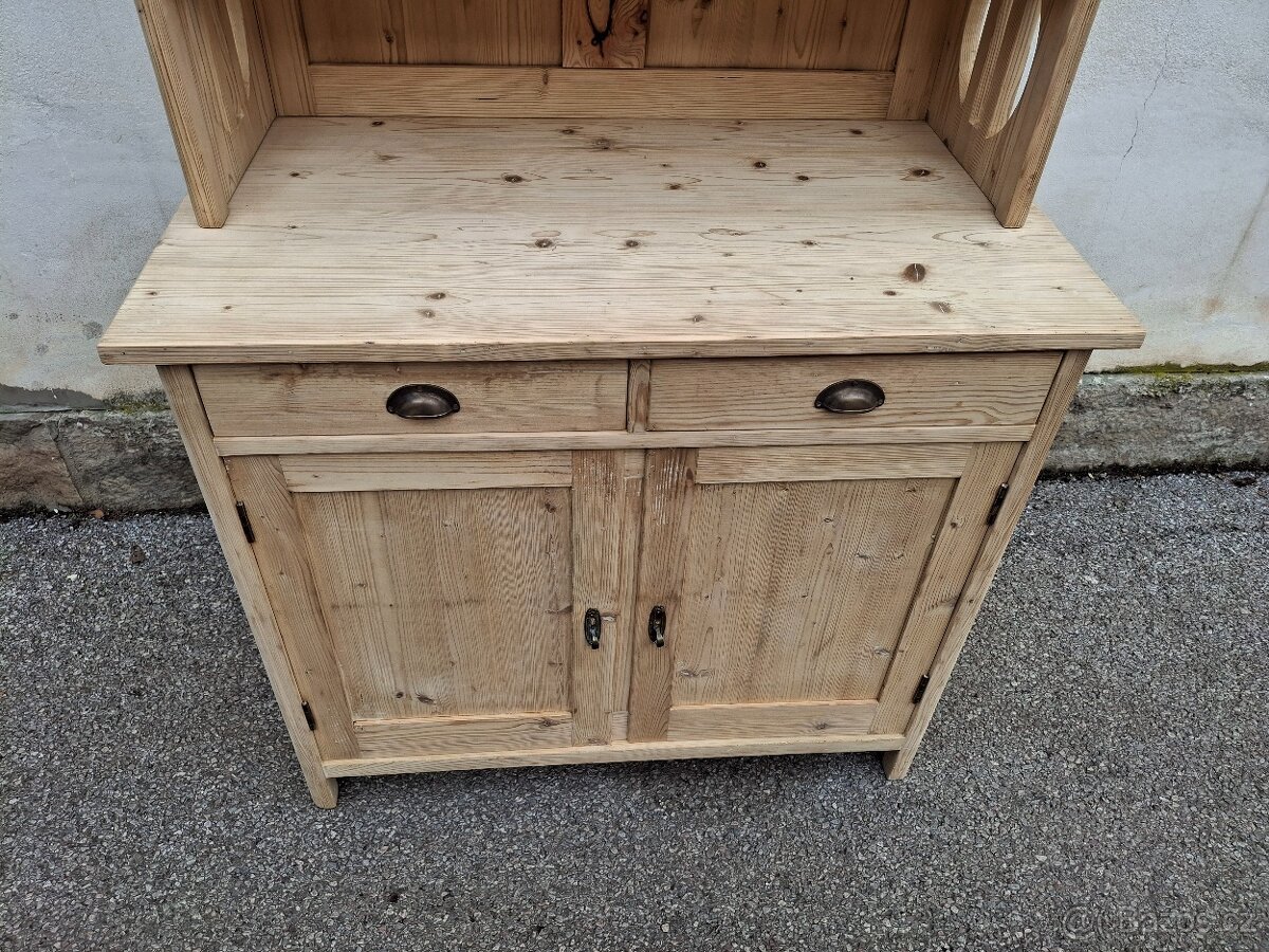 STAROŽITNÁ KREDENC PO CELKOVÉ RENOVACI - 5