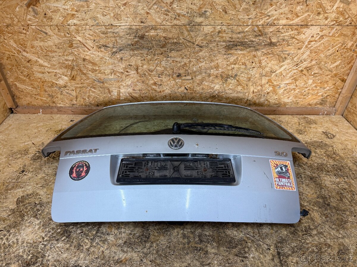 PÁTÉ DVEŘE KUFRU VW PASSAT B5.5 LA7W - 5