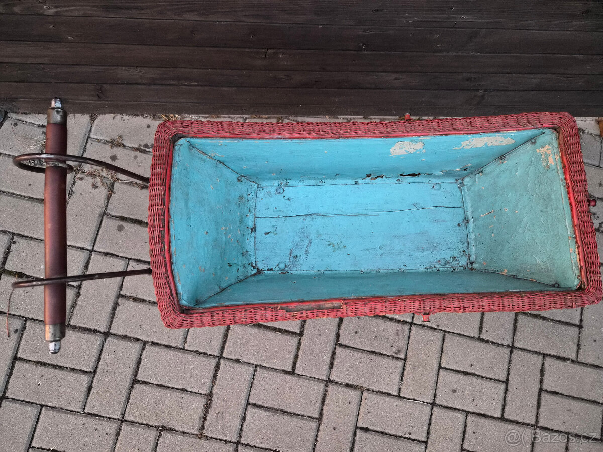 Starý kočárek košatina – retro, starožitnost - 5
