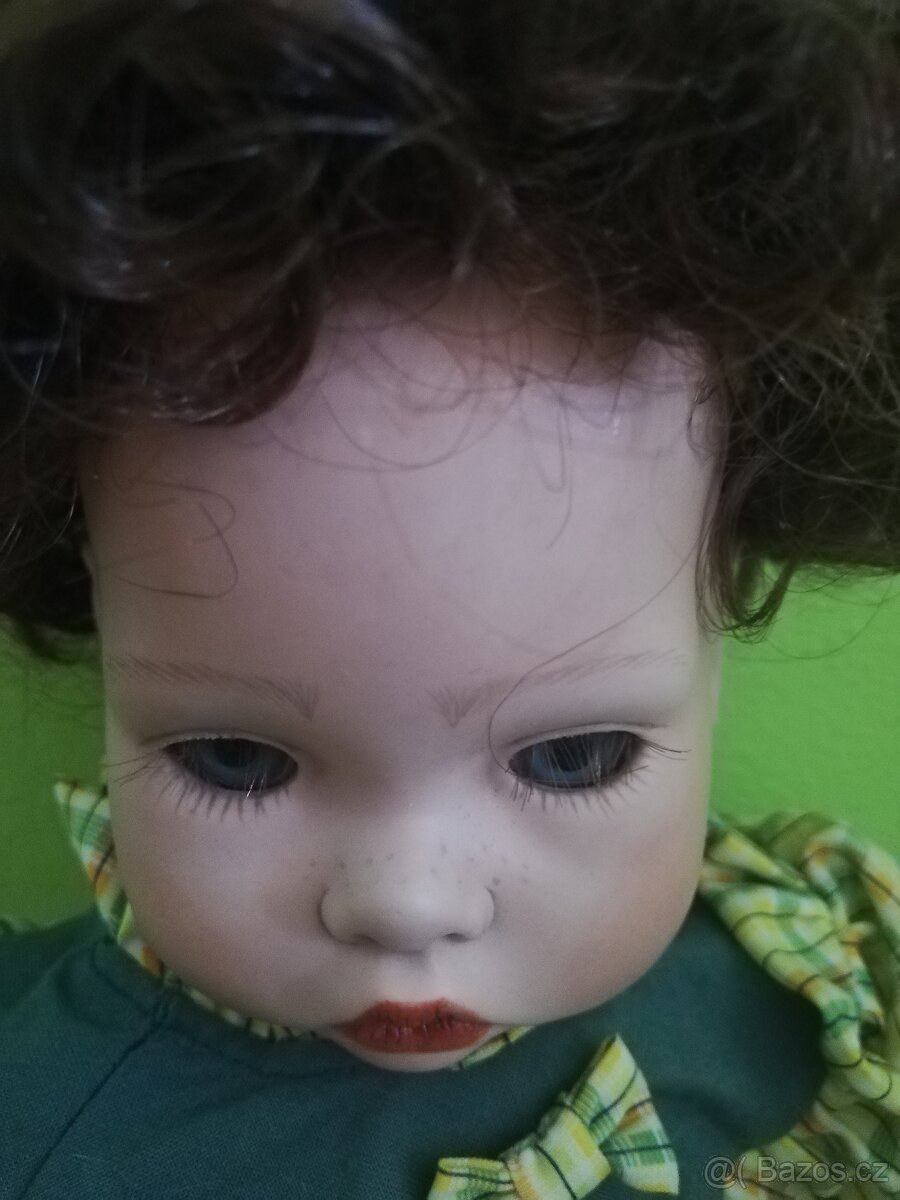 Sedící značená porcelánová panenka - 5