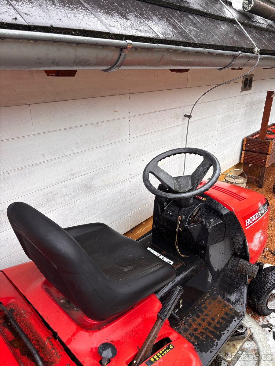 Zahradní traktor Honda 2218 - 5