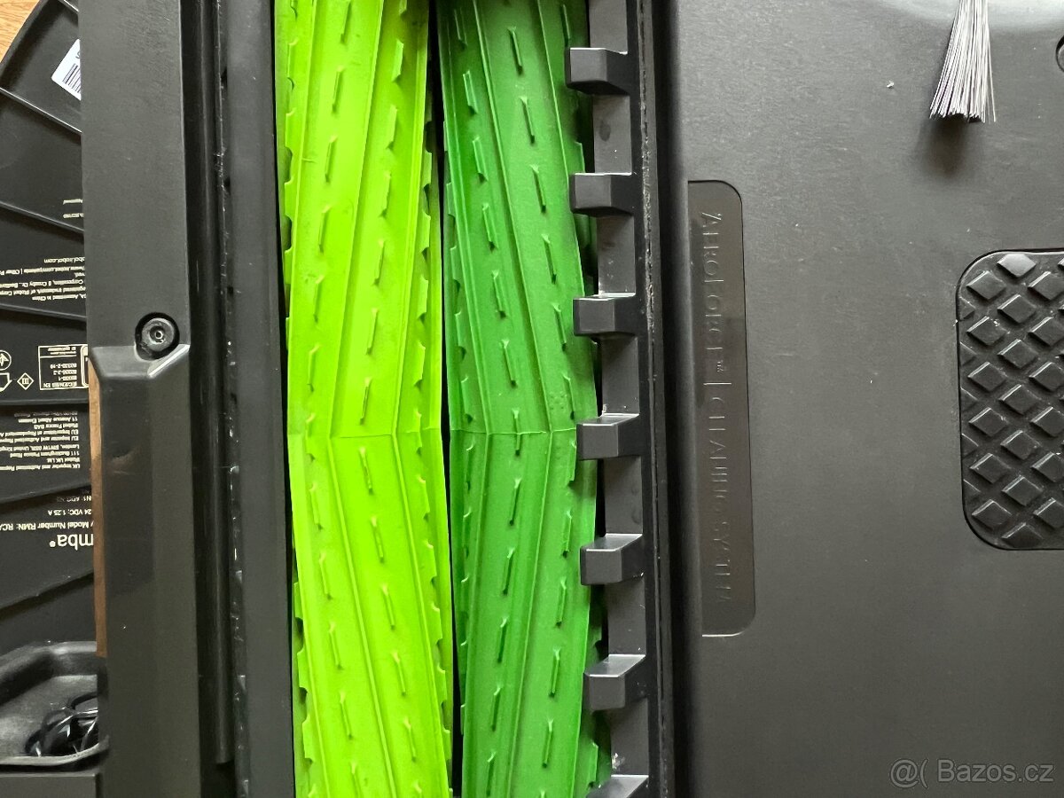 Robotický vysavač iRobot Roomba Combo j7 - 5