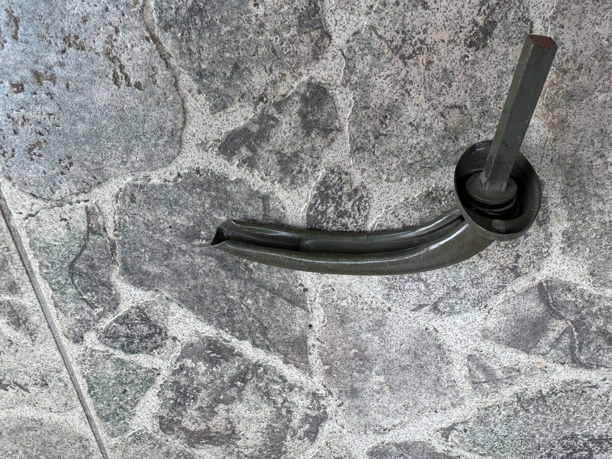 Zámek a klika asi na Praga V3S , T148 - 5