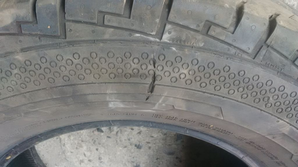 Continental 215/70 R15 C 109/107 S 2ks 6mm poškozené 2017 - 5