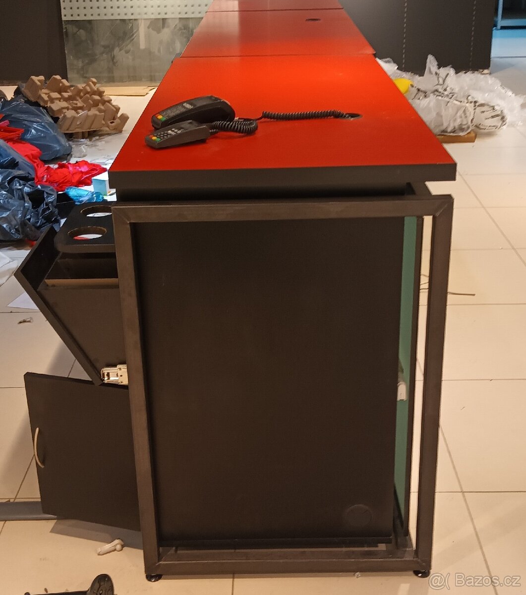 Velký industriální prodejní pult nebo bar. - 5