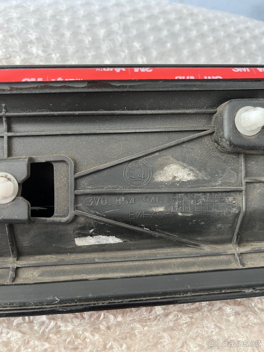 Lišta pravých dveří – Škoda Superb III, OEM: 3V0854940 - 5