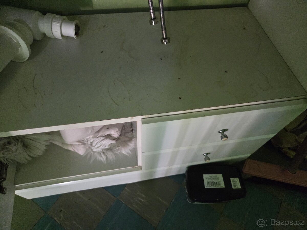 Skříňka s umyvadle - 5