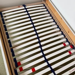 Bílá dřevená postel Ikea - 5