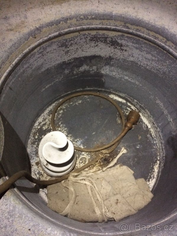 Prodám 2 staré otomany, křeslo, hist. pračku, necky - 5