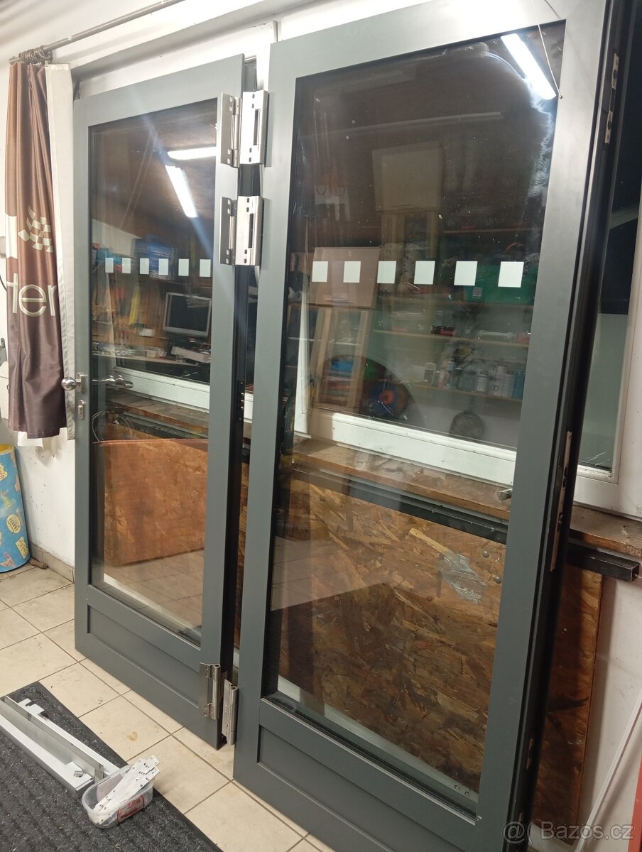 Dvoukřídlé dveře hliníkové bez zárubně, rámu - 5