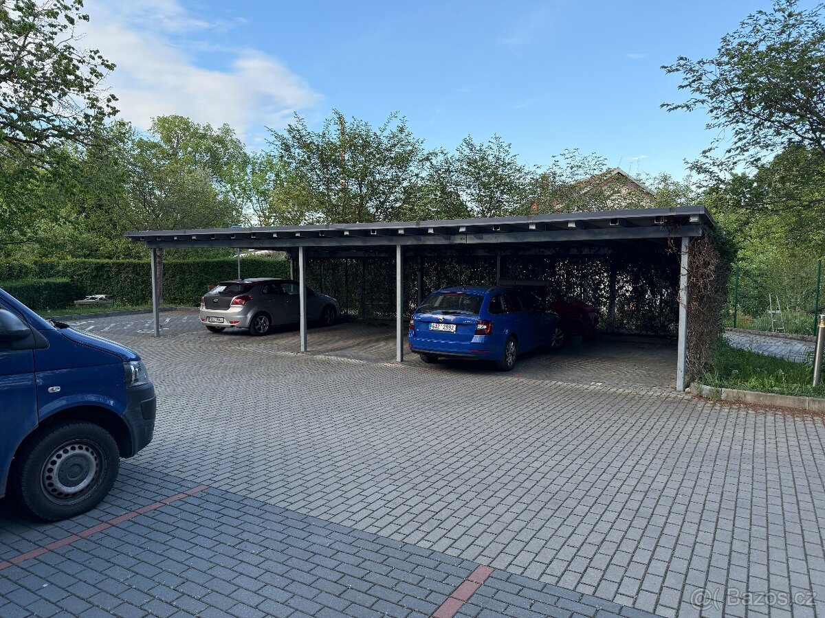 Kryté parkovací stání za uzamykatelnými vraty - 5