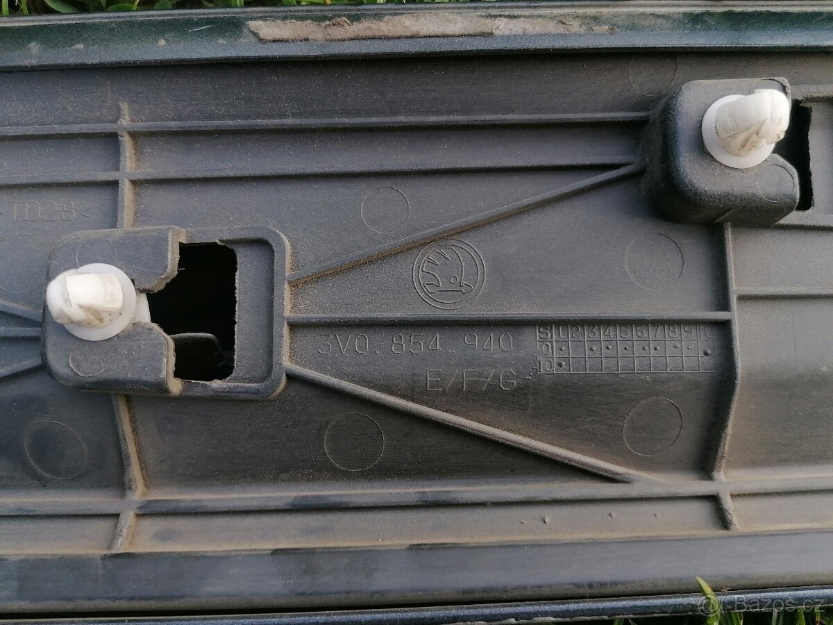 Přední pravá lišta dveří Škoda Superb 3 - 5