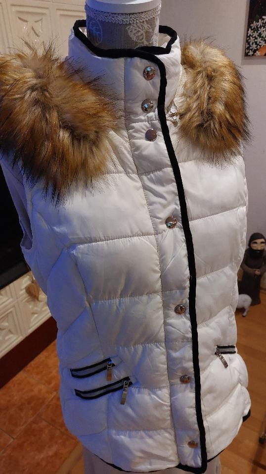 Prošívaná lehounká vesta s kapucí - 5