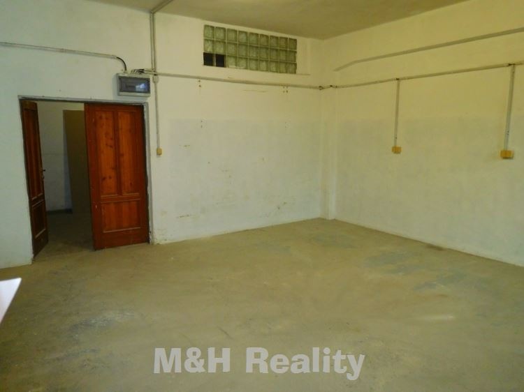 Pronájem prostoru o výměře 40 m2 v 1.PP haly - 5