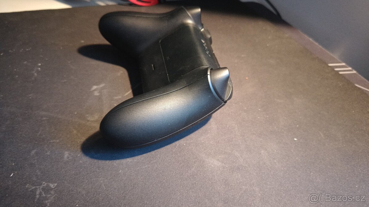 XBox Wireless Controller v černé barvě - 5