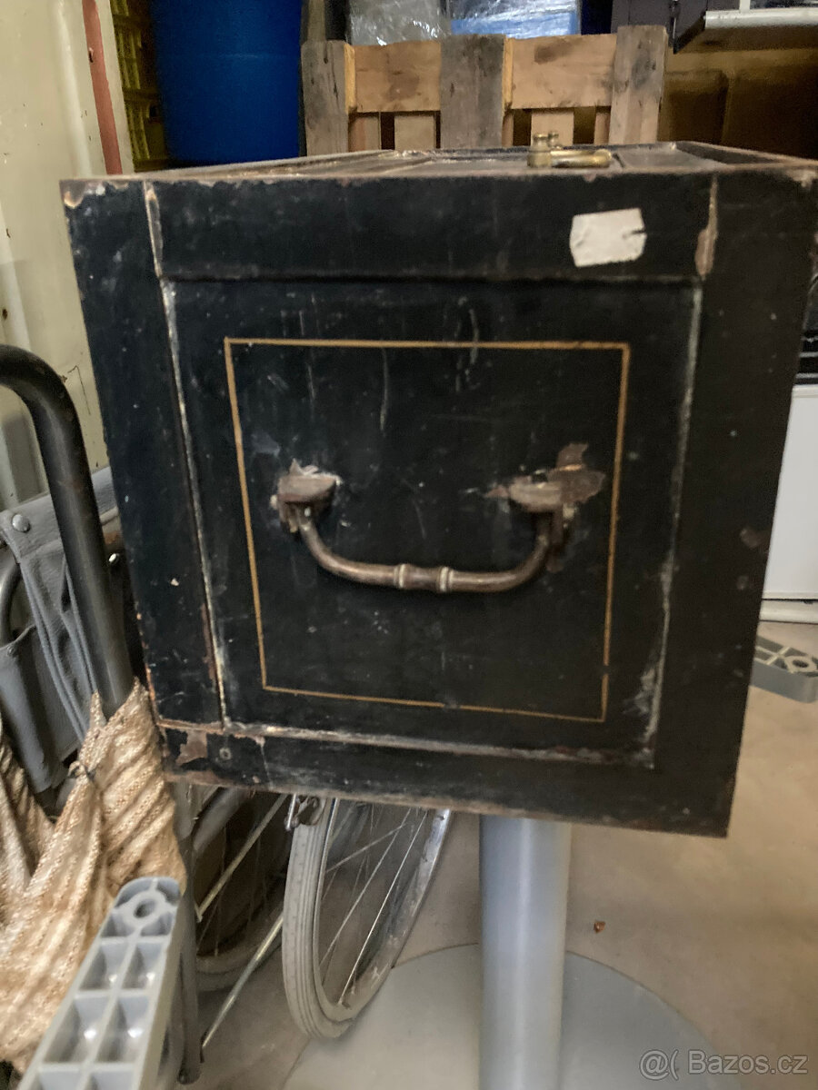 Truhla kovová starožitná, trezor, pokladna 10.000 kč - 5