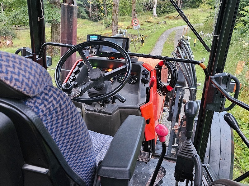 Výkonný traktor pro efektivní zemědělství - 5