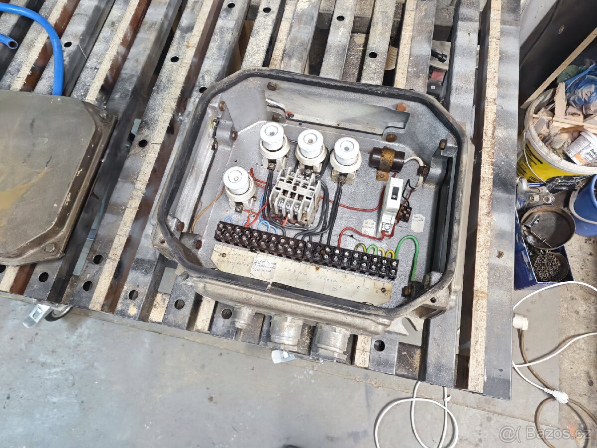 Starý elektro rozvaděč - 5