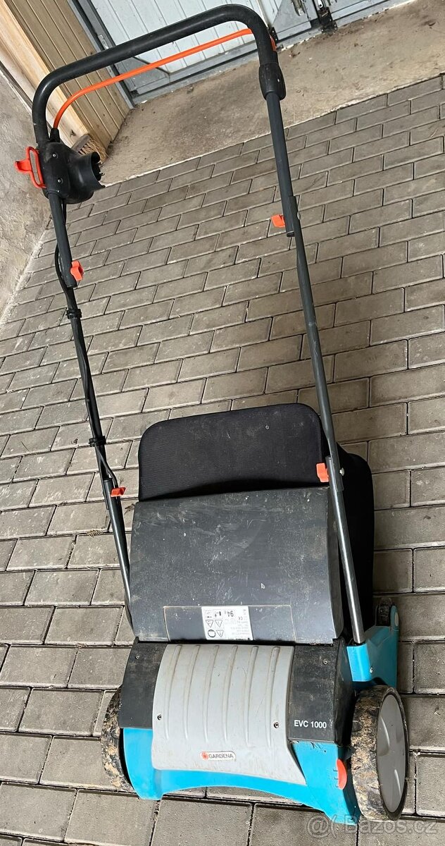 Elektrický vertikutátor Gardena EVC 1000 se sběrným košem. - 5