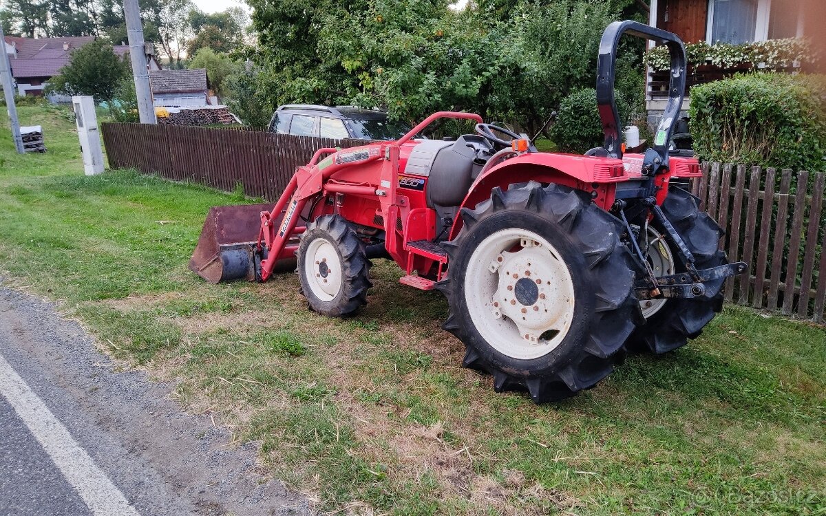Malotraktor Yanmar s čelním nakladačem - 5